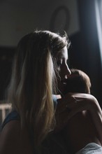 Беби-блюз и послеродовая депрессия: причины возникновения и шаги преодоления