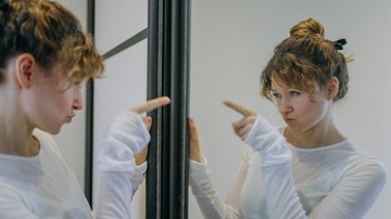 Нейрокод самооценки: почему мозг исполняет твои негативные установки