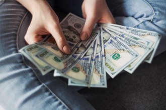 В чем кроется ваше инфантильное поведение с деньгами? Объясняет психолог
